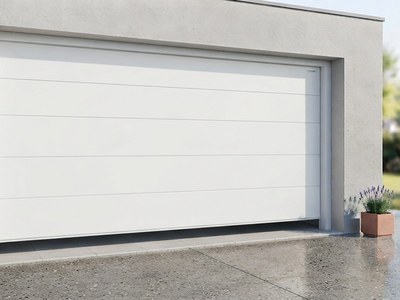 Porte de garage sectionnelle motorisée gris anthracite sur façade de maison