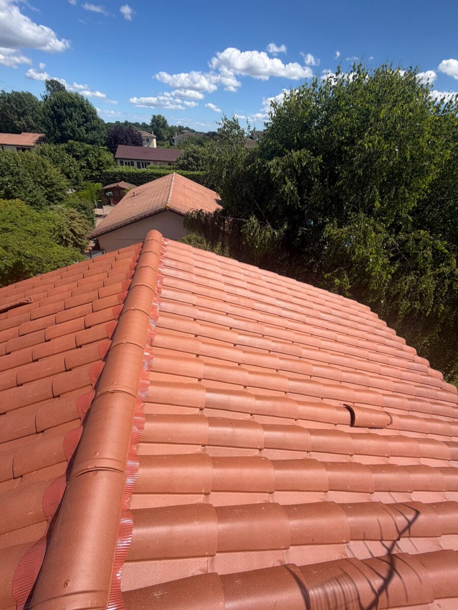 Toiture entièrement refaite en tuiles Oméga à Saint-André-de-Corcy