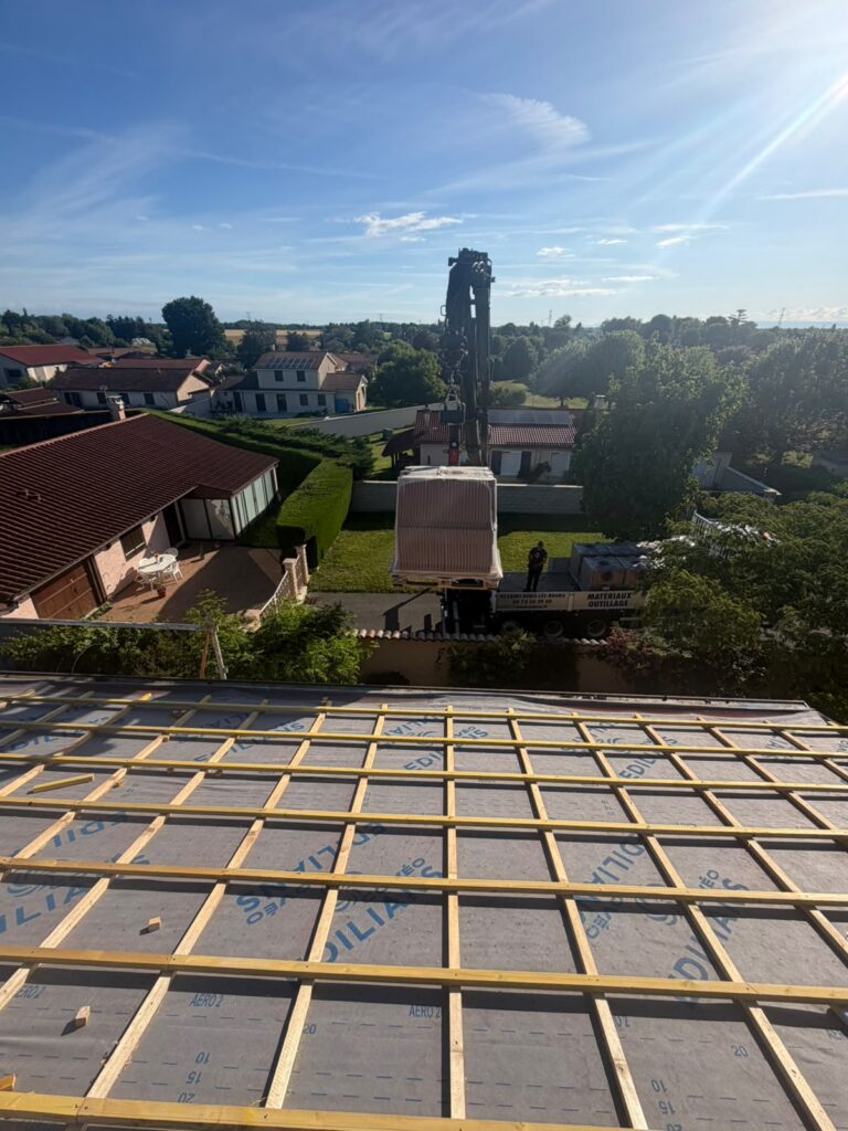 Litage neuf et livraison par grue des matériaux de couverture à Saint-André-de-Corcy