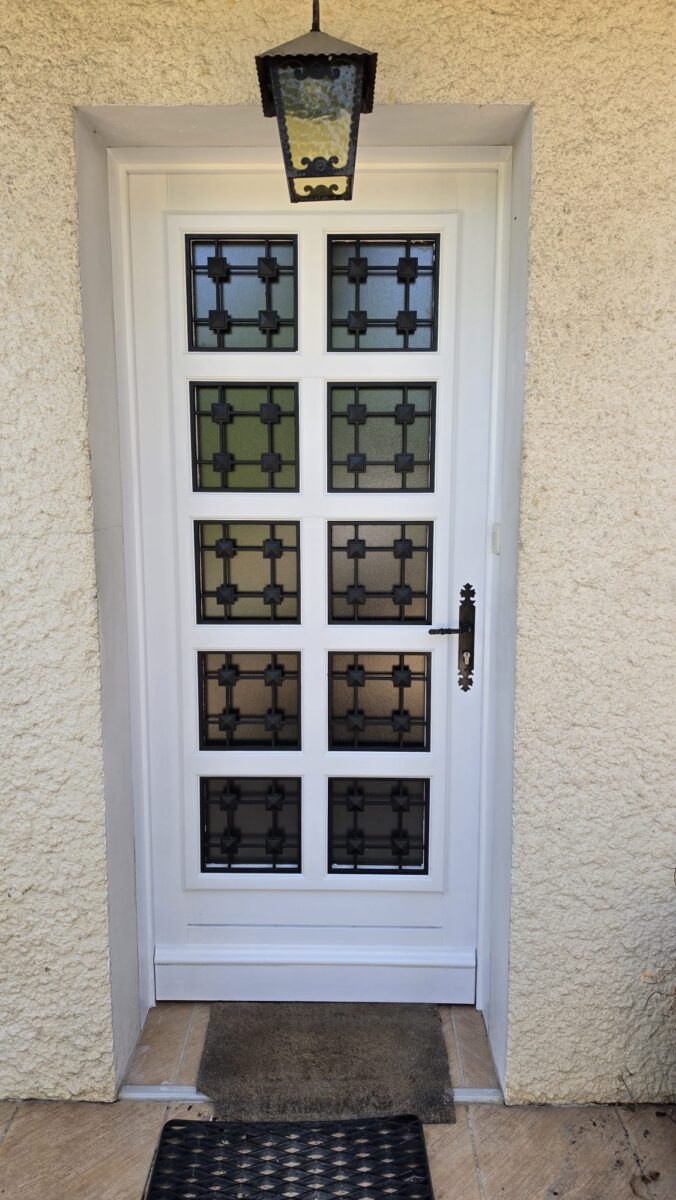 Rénovation de porte bois (peinture) à Saint-André-de-Corcy — Maison Française de l'Artisanat (après travaux)