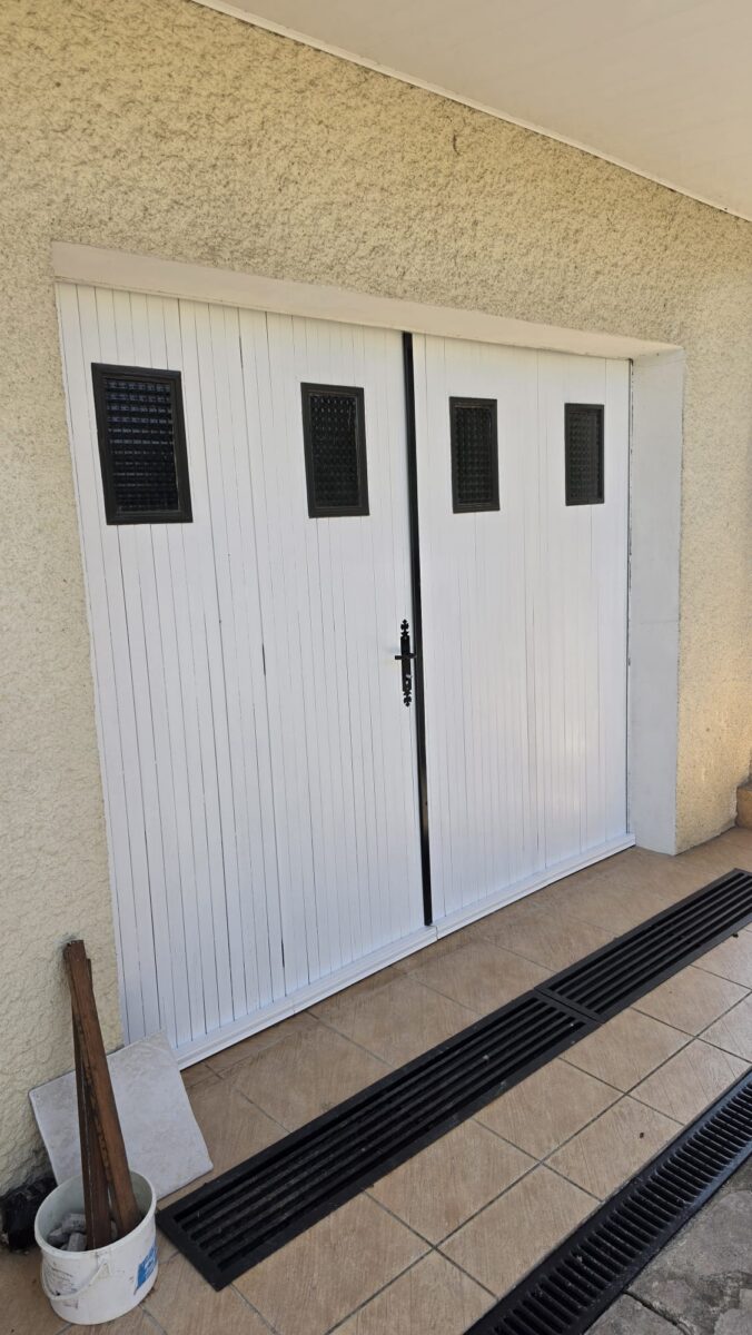 Rénovation de porte de garage (peinture) à Saint-André-de-Corcy — Maison Française de l'Artisanat (après travaux)