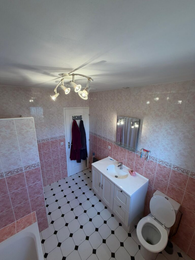 Rénovation complète de salle de bain à Ambérieux-en-Dombes — Maison Française de l'Artisanat — photo 13