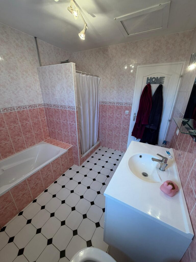 Rénovation complète de salle de bain à Ambérieux-en-Dombes — Maison Française de l'Artisanat — photo 18
