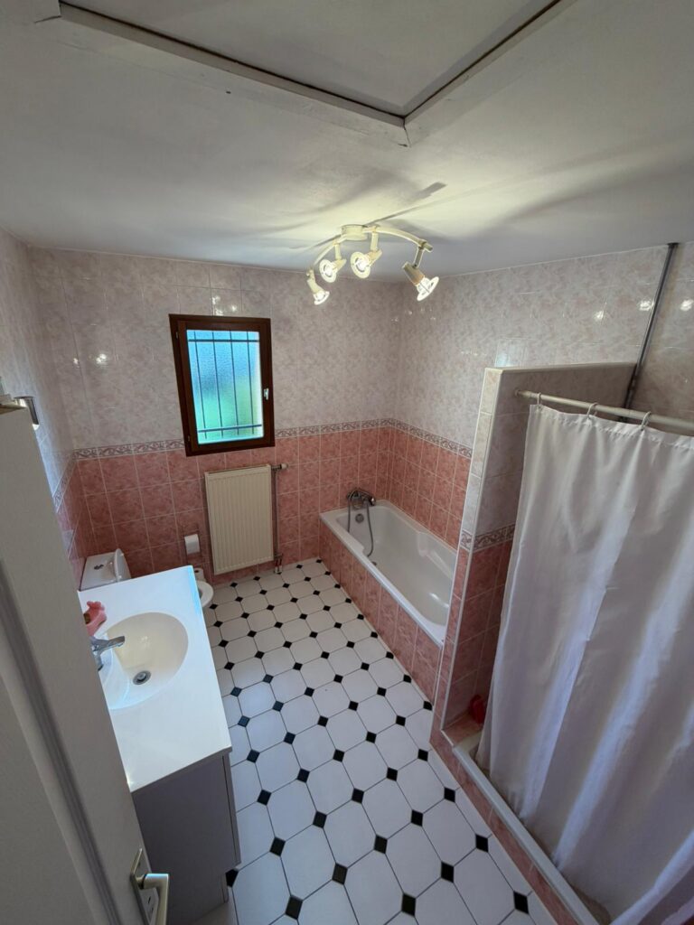 Rénovation complète de salle de bain à Ambérieux-en-Dombes — Maison Française de l'Artisanat — photo 19
