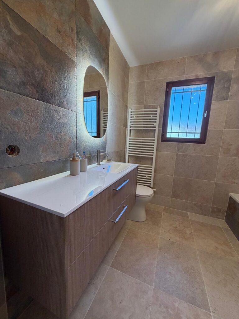 Rénovation complète de salle de bain à Ambérieux-en-Dombes — Maison Française de l'Artisanat — photo 2