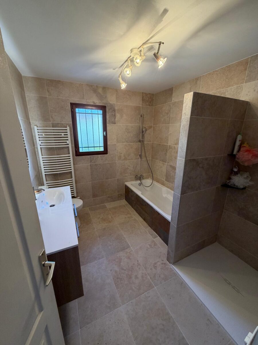 Rénovation complète de salle de bain à Ambérieux-en-Dombes — Maison Française de l'Artisanat — photo 21