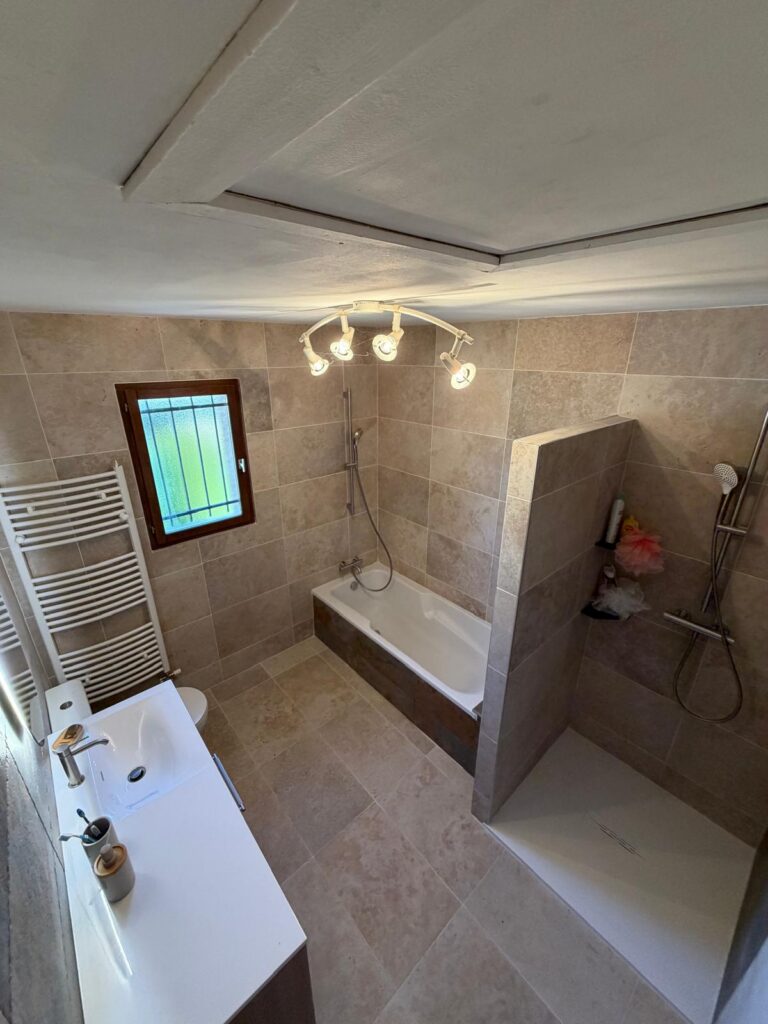 Rénovation complète de salle de bain à Ambérieux-en-Dombes — Maison Française de l'Artisanat — photo 3