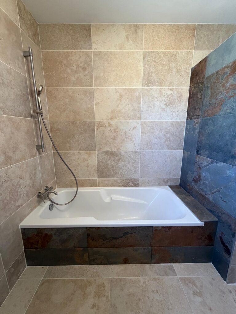 Rénovation complète de salle de bain à Ambérieux-en-Dombes — Maison Française de l'Artisanat — photo 6