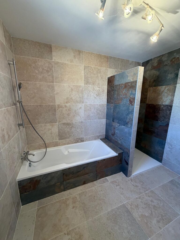 Rénovation complète de salle de bain à Ambérieux-en-Dombes — Maison Française de l'Artisanat — photo 8