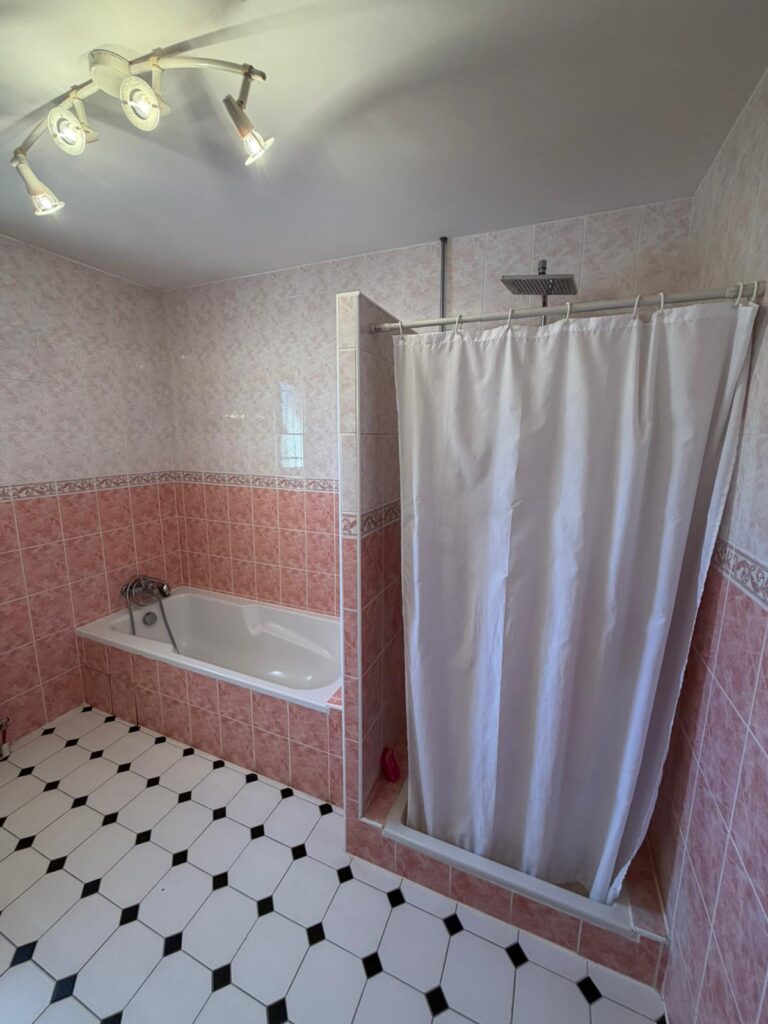 Rénovation complète de salle de bain à Ambérieux-en-Dombes — Maison Française de l'Artisanat — photo 9