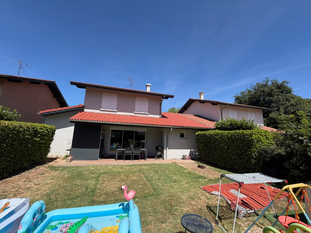 Rénovation de toiture (hydrofuge coloré) à Saint-André-de-Corcy — Maison Française de l'Artisanat — photo 1