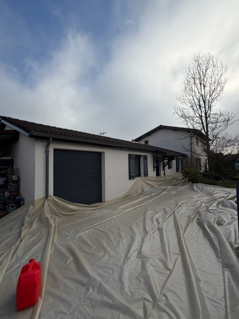 Rénovation de toiture (hydrofuge coloré) à Villars-les-Dombes — Maison Française de l'Artisanat — photo 2