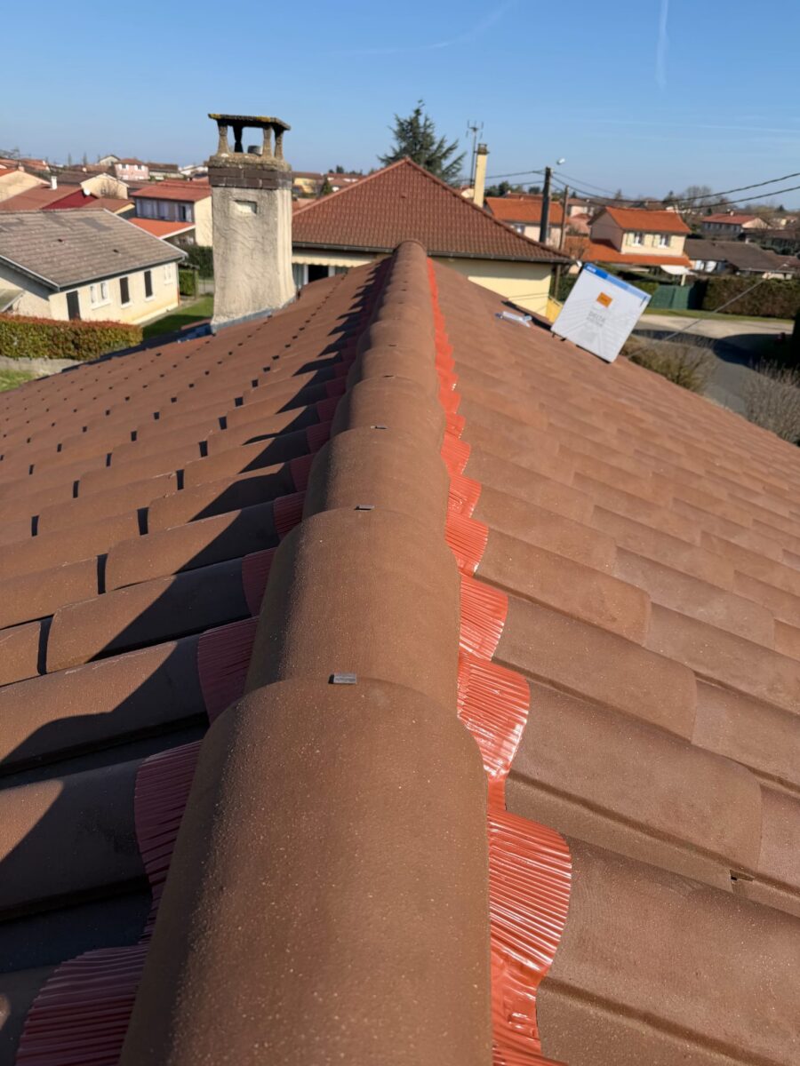 Reprise de faîtage (closoir ventilé) à Villars-les-Dombes — Maison Française de l'Artisanat (après travaux)