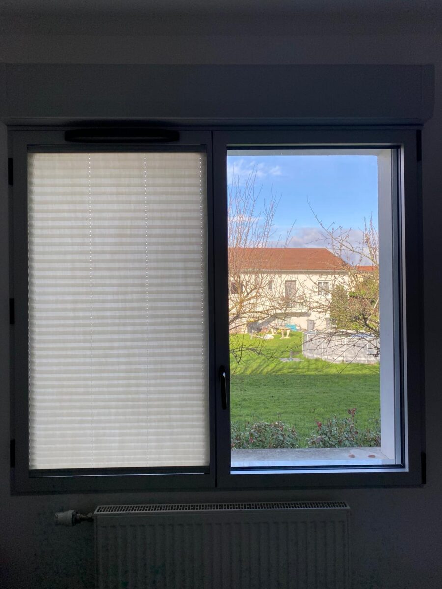 Pose d'un store intérieur plissé occultant à Belleville-en-Beaujolais — Maison Française de l'Artisanat — photo 1