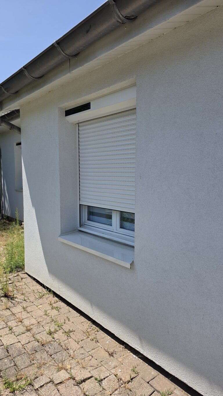 Volet roulant solaire à Saint-André-de-Corcy — Maison Française de l'Artisanat — photo 1