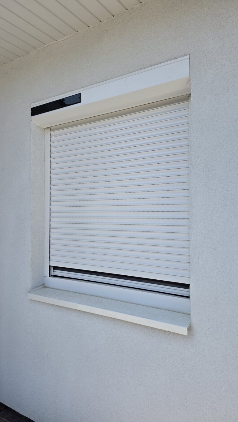 Volet roulant solaire à Saint-André-de-Corcy — Maison Française de l'Artisanat — photo 2