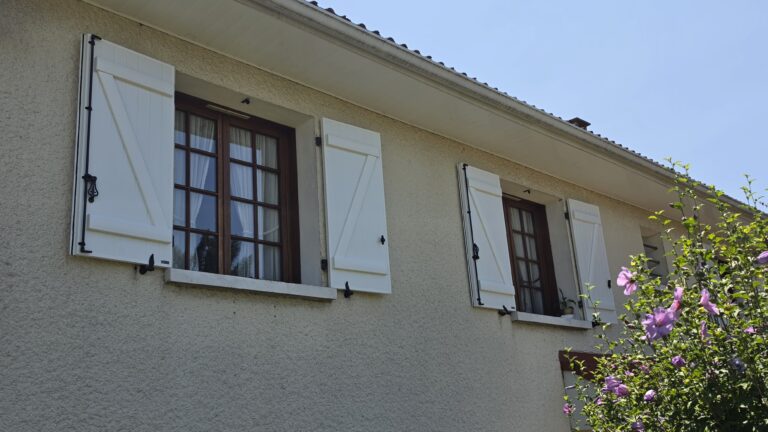 Volets battants aluminium isolé à Saint-André-de-Corcy — Maison Française de l'Artisanat — photo 1