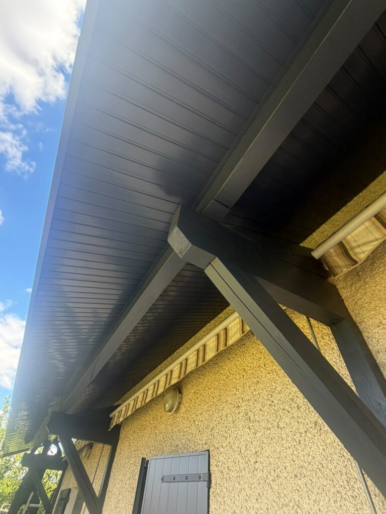 Sous-face et pannes peintes anthracite après rénovation d’avancées de toiture à Messimy-sur-Saône