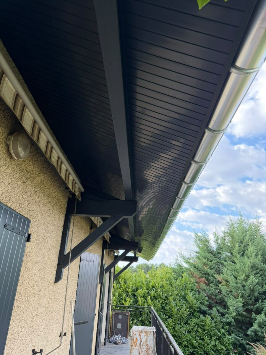 Habillage d’avancées de toiture anthracite et chéneau zinc à Messimy-sur-Saône