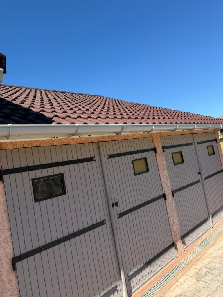 Gouttières PVC blanches posées sur façade garage — Saint-Marcel-en-Dombes
