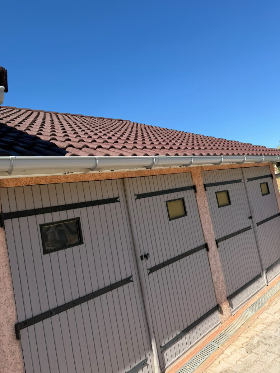 Gouttières PVC blanches posées sur façade garage — Saint-Marcel-en-Dombes