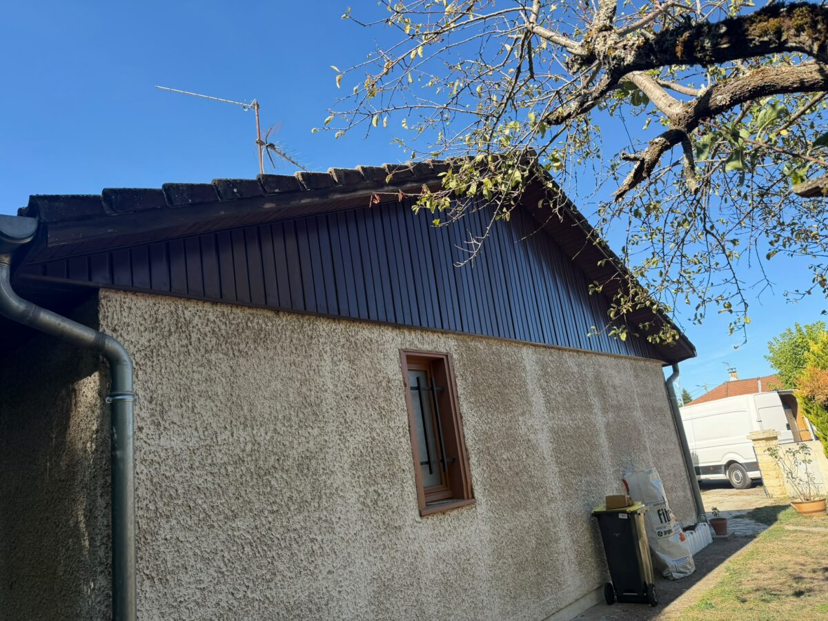 Pignon de façade après habillage aluminium marron à Villars-les-Dombes