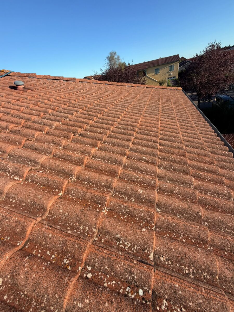Tuiles béton encrassées avant traitement hydrofuge coloré — Villars-les-Dombes
