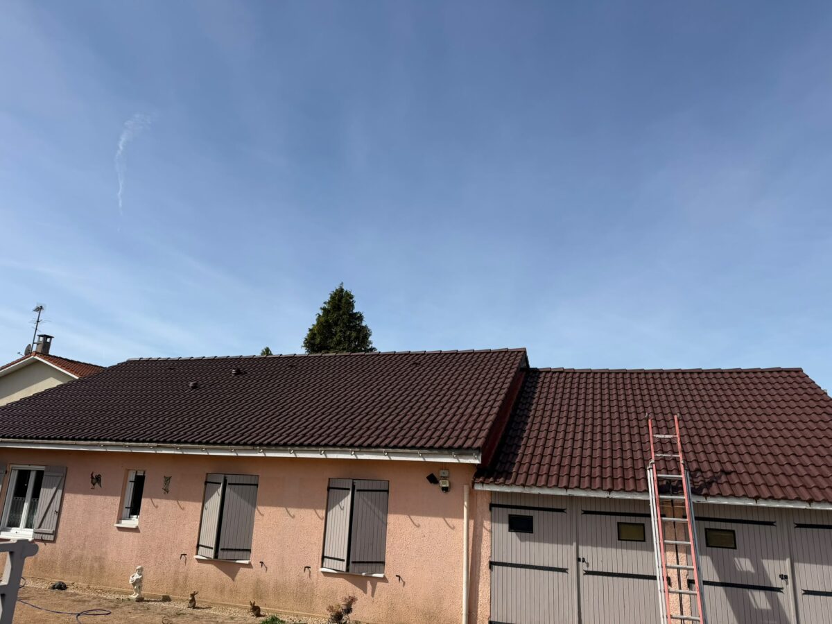 Toiture en tuiles béton romanes après traitement hydrofuge coloré, teinte uniformisée — Saint-Marcel-en-Dombes