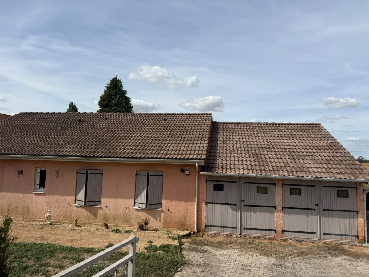 Toiture en tuiles béton romanes avant traitement, aspect terni — Saint-Marcel-en-Dombes