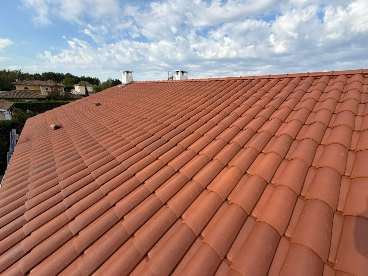 Nouvelle couverture en tuiles après réfection complète à Messimy-sur-Saône