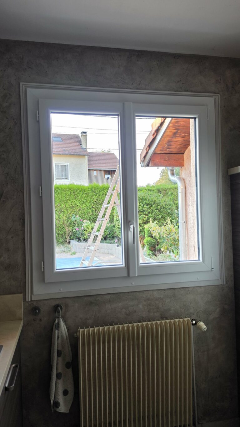 Fenêtre PVC blanc à deux vantaux posée sur mur texturé à Miribel