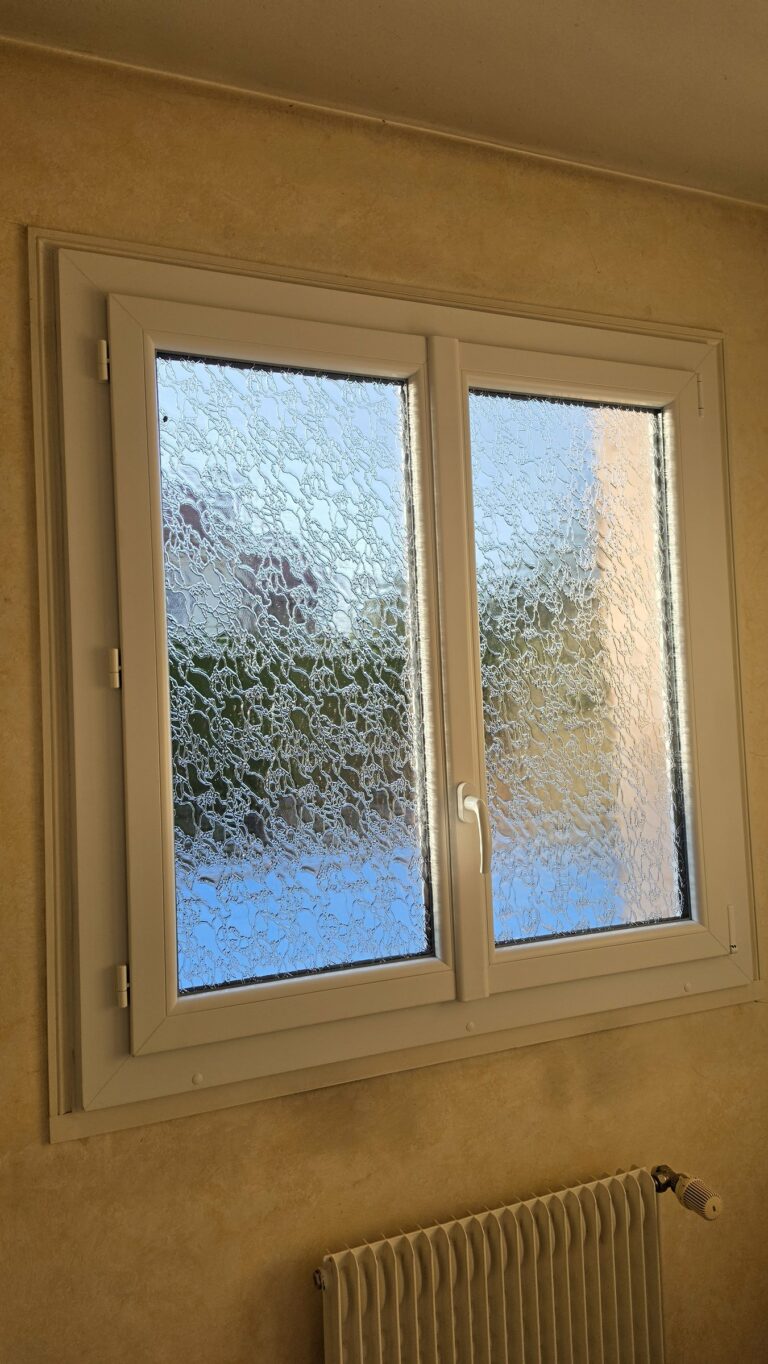 Fenêtre PVC blanc à vitrage granité pour intimité à Miribel