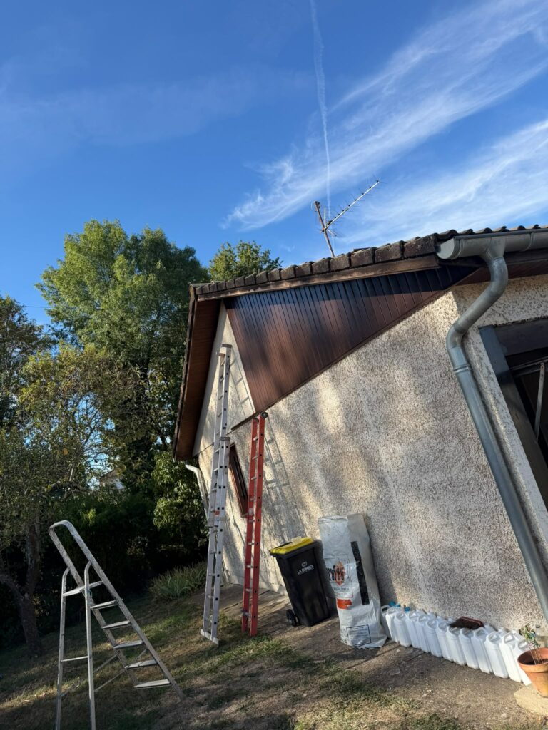Pose de l'habillage de pignon en aluminium marron à Villars-les-Dombes