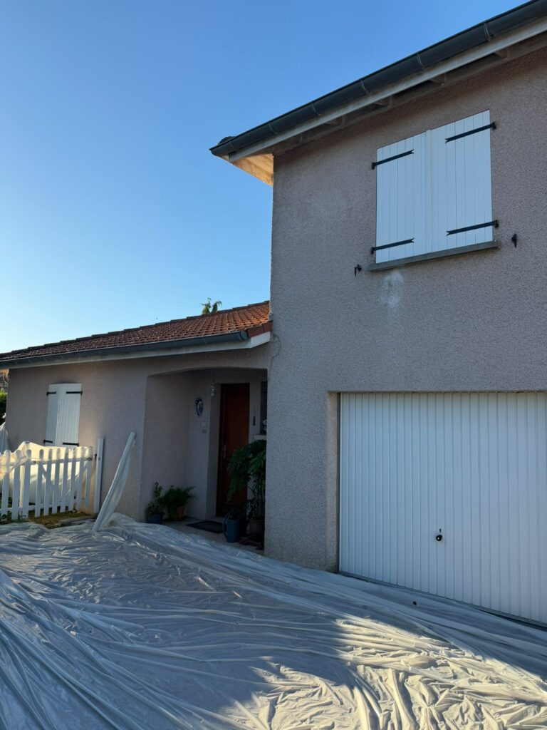 Mise en protection des abords avant traitement hydrofuge de toiture à Villars-les-Dombes