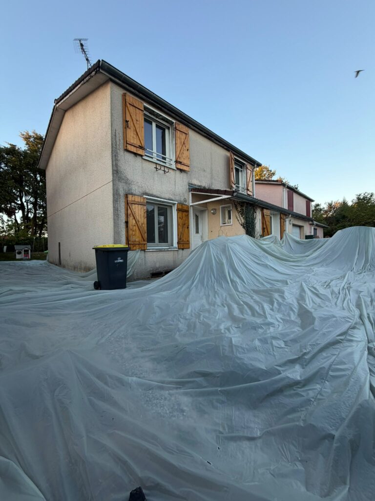 Protection du sol pendant le traitement hydrofuge de toiture à Saint-Paul-de-Varax