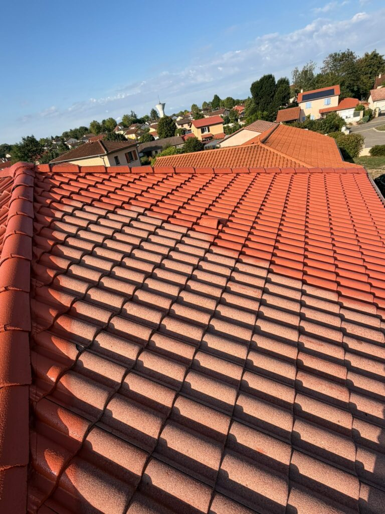 Vue de toiture en tuiles béton traitée hydrofuge coloré à Villars-les-Dombes