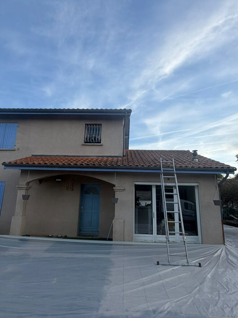 Maison en chantier de traitement de toiture à Villars-les-Dombes