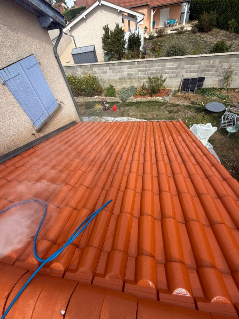 Nettoyage haute pression des tuiles romanes à Villars-les-Dombes