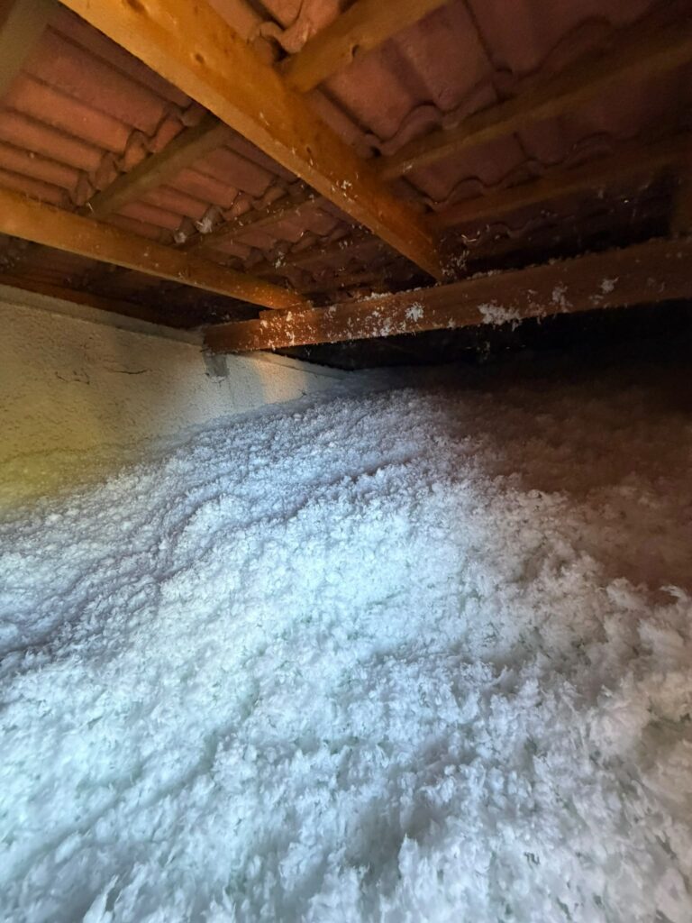 Couche homogène de laine minérale soufflée dans les combles à Mionnay