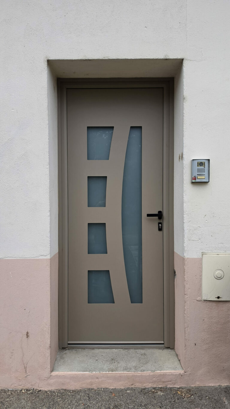 Porte d'entrée aluminium taupe avec vitrages dépolis et poignée noire, posée à Condeissiat