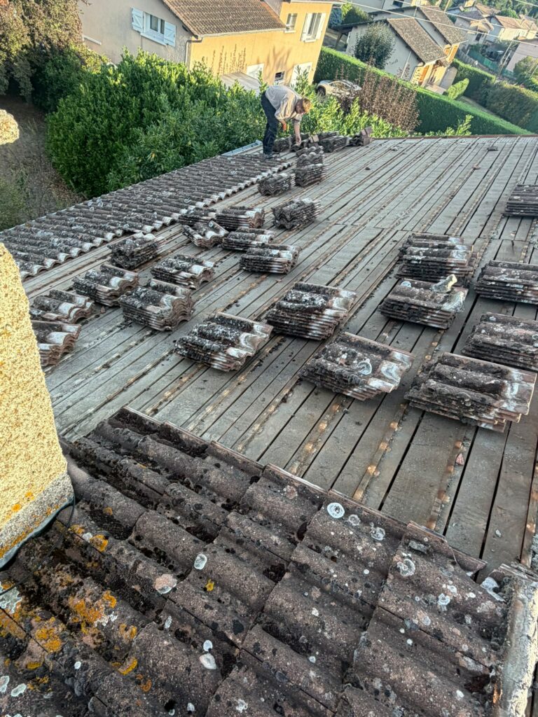 Dépose des tuiles et mise à nu des liteaux lors de la réfection à Messimy-sur-Saône