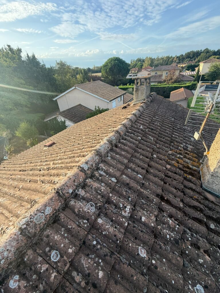 Tuiles usagées et cheminée avant travaux de couverture à Messimy-sur-Saône