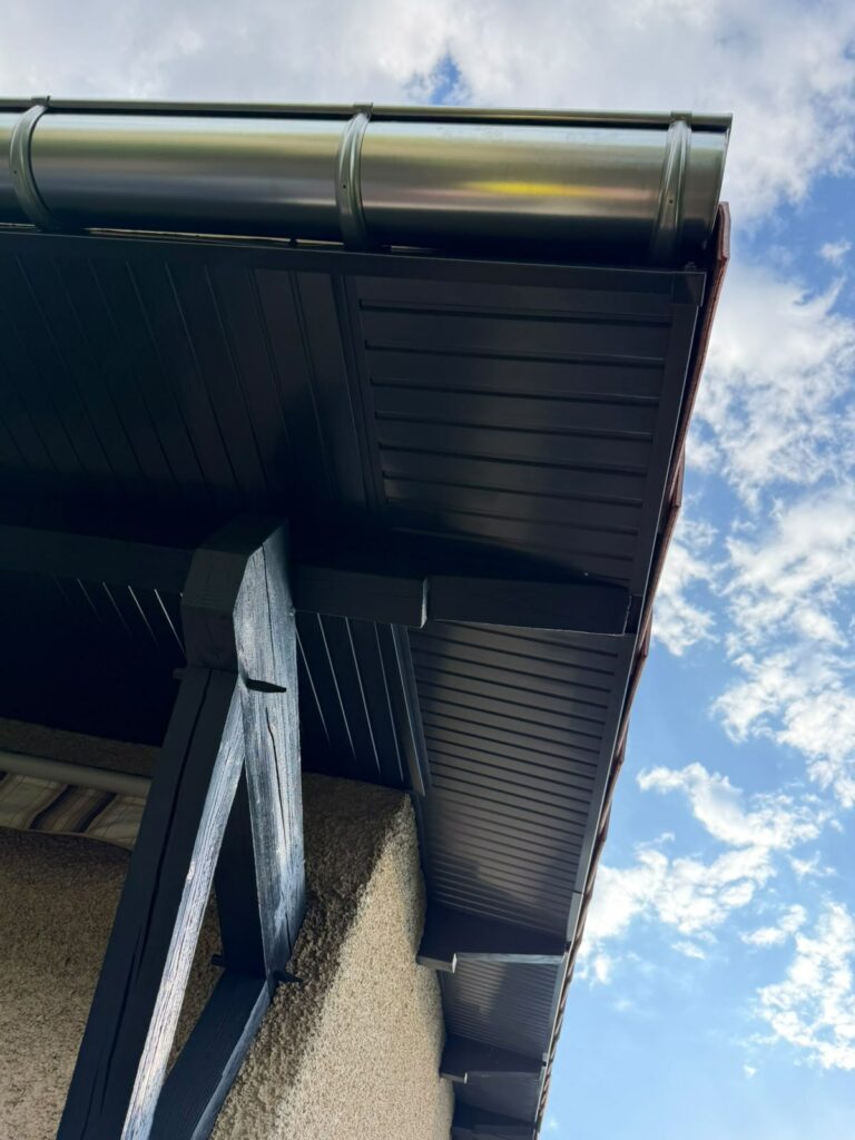 Chéneau en zinc et sous-face anthracite après zinguerie à Messimy-sur-Saône